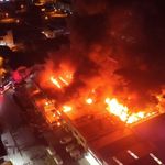 Baksan'daki yangına 30'dan fazla ekip müdahale etti: Dükkan kül oldu