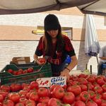 Eskişehir'de 14 yaşındaki Azra, tatillerini pazarda çalışarak geçiriyor