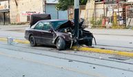 Emek Mahallesi'nde bir araba elektrik direğine girdi