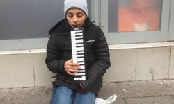 Evine ve kardeşlerine bakmak için sokakta melodika çalıyor