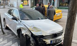 Otomobille ticari taksi çarpıştı: 1’i ağır 2 yaralı