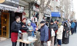 Eskişehirli tatlıcı afette vefat edenler için helva dağıttı