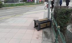 Eskişehir'de, çöp kovasıyla kavga etti