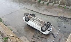 Araç demir korkulukları aşıp dereye uçtu: 2 yaralı