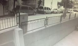 Motorsikletiyle aracın arka camına ok gibi saplandı