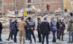 Malatya'da ağır hasarlı 5 katlı bir bina çöktü