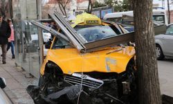 Korkunç kaza! Taksi durağa daldı