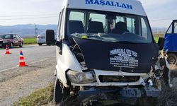 Tarım aracıyla minibüs çarpıştı
