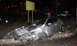 Tırla çarpıştı otomobil hurdaya döndü