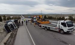 Kimyasal madde yüklü tırın devrildiği kazada büyük panik