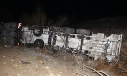 Yoldan çıkan akaryakıt tankeri yan yattı