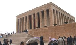 Kılıçdaroğlu, Anıtkabir'e gelen çocuklarla sohbet etti