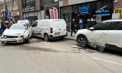 Direksiyon hakimiyetini kaybeden sürücü 2 araca çarptı