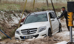Dolu yağışı nedeniyle kayan otomobil su kanalına düştü
