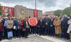CHP Eskişehir'den Atatürk anıtına çelenk