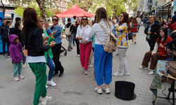 Sokak müzisyenleri çaldı, onlar oynadı