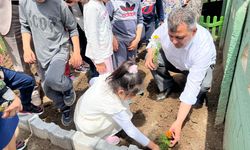 Başkan Koyuncu, öğrencilerle birlikte çiçekleri ekti