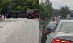 Devrilen servis aracı trafiği kilitledi