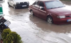 Eskişehir’de sağanak yağışta sokaklar sular içinde kaldı