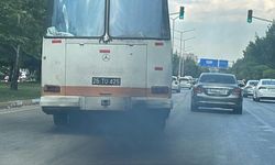 Belediye otobüsünün siyah duman saçması tepki çekti