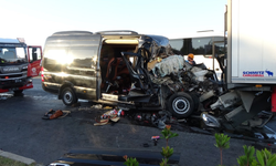 Tur minibüsü tıra arkadan çarptı: 2 ölü