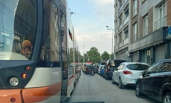 Gaffar Okkan'da tramvay ve araçlar aynı yolu kullanıyor