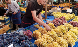 Pazar tezgahları üzümle süslendi