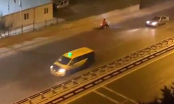 Ters yönde tek teker üzerinde tehlikeli şov