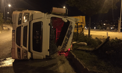 Aracı devrilen kamyon sürücüsü olay yerinden kaçtı
