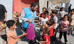 Deprem bölgesindeki çocuklara kırtasiye yardımı