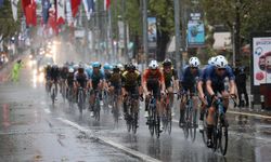 Yağmur altında Uluslararası Bisiklet Turu yapıldı