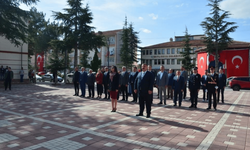 Beylikova Kaymakamı ve Başkan Alp'ten Atatürk büstüne çelenk