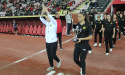 Eskişehirspor Kadın Futbol Takımı taraftarı kupayla selamladı