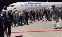 Havalimanında İsrail krizi! Yolcu uçağını bastılar