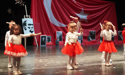 Miniklerden 29 Ekim Cumhuriyet Bayramı kutlaması