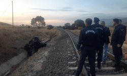 Yolcu treni traktörü biçti 1 kişi hayatını kaybetti