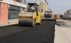 Ziya Gökalp Bulvarı'nda sıcak asfalt serimi yapılıyor