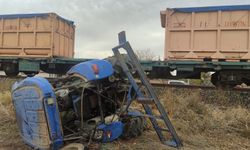 Yük treniyle traktör çarpıştı: 1 Ölü