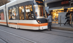 Eskişehir'deki tramvaylarda çocukların tehlikeli oyunu