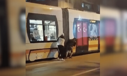 Eskişehir'de yokuşu çıkmakta zorlanan tramvayı ittirdiler