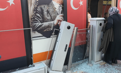 Kamyonet Eskişehir'de tramvay durağına girdi!