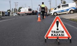 Eskişehir'de alkollü sürücü polisin arabasına çarptı ehliyeti daimi iptal edildi