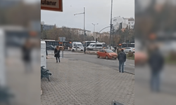 Atatürk Lisesi önünde kaza: Bir araç ve belediye otobüsü çarpıştı