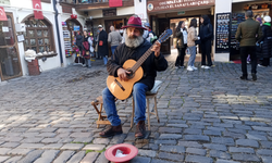 Eskişehir'deki sokak müzisyenleri soğuk havayı şarkıları ile ısıtıyor