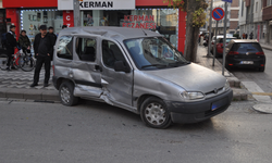 Atatürk Caddesi'nde ticari araç ile minibüs çarpıştı