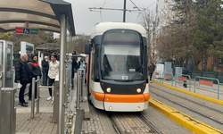 Eskişehir'de tramvayda 4 şahıs bir yolcuyu darp etti