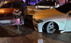 İstasyon Caddesi'nde kaza: İki araç kafa kafaya birbirine girdi