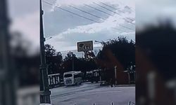 Tehlikeli manevra: Minibüs, tramvaydan kaçarken yayaya çarptı