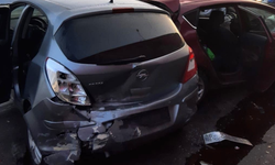 6 araç birbirine girdi kazada 2 kişi yaralandı