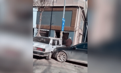 Eskişehir'de kaza: bir araç direğe girdi